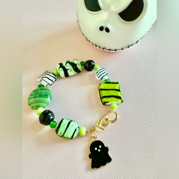 New Halloween Green & Black Glass Beaded Bracelet w/ Ghost Charm 8” - Boo Basket - Picture 2 of 5